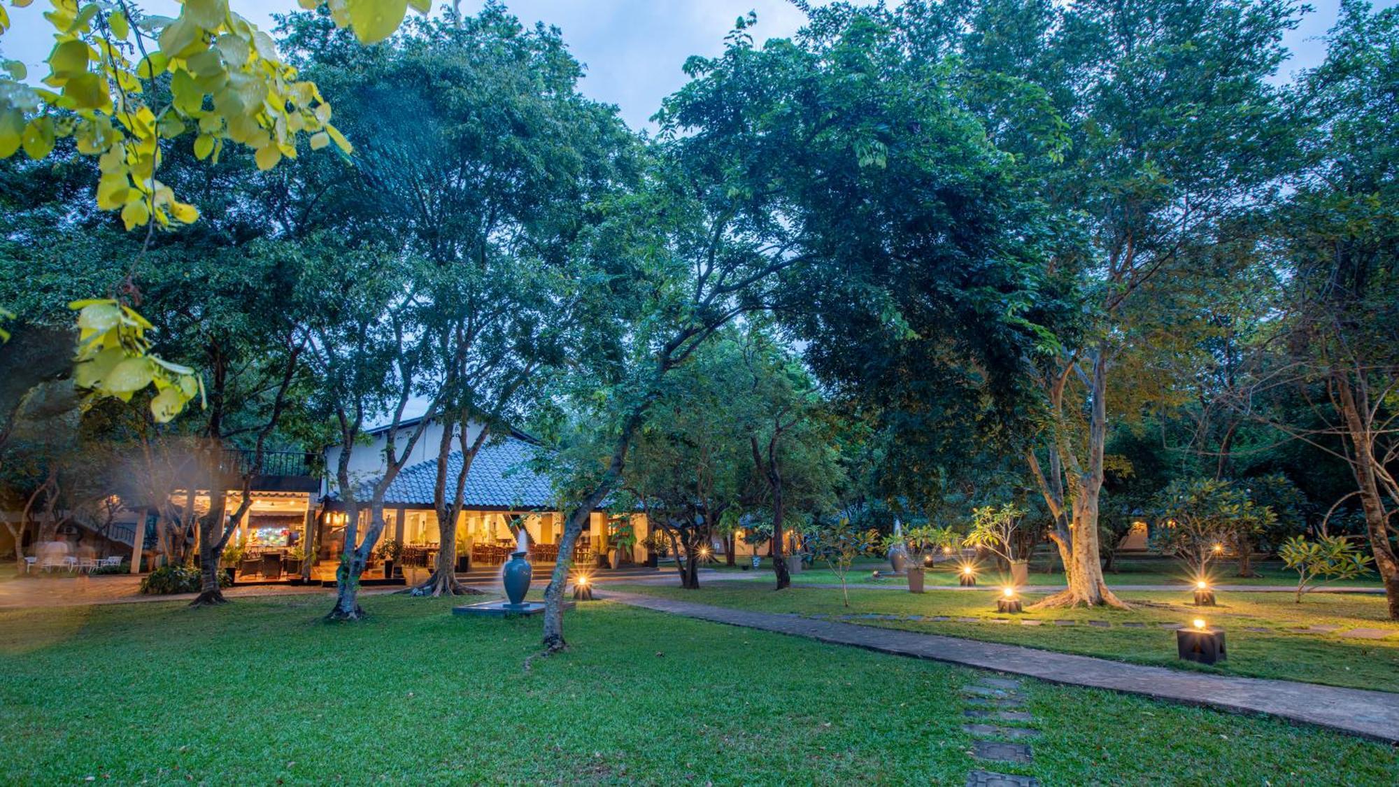 Kassapa Lions Rock Hotel Sigiriya Exterior foto